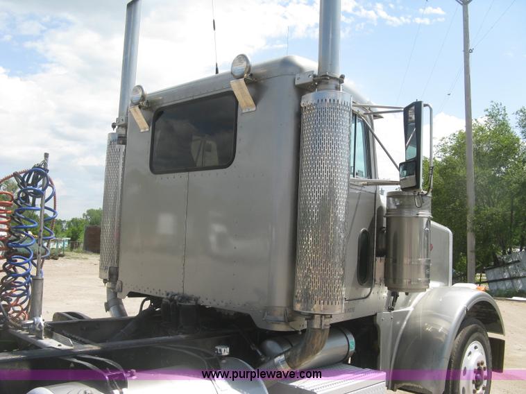 image for item J2783 1998 Peterbilt 378 semi truck