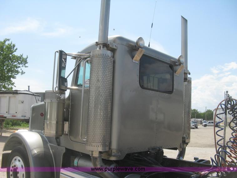 image for item J2783 1998 Peterbilt 378 semi truck