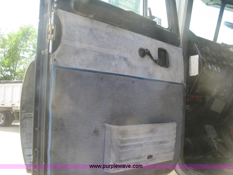 image for item J2783 1998 Peterbilt 378 semi truck