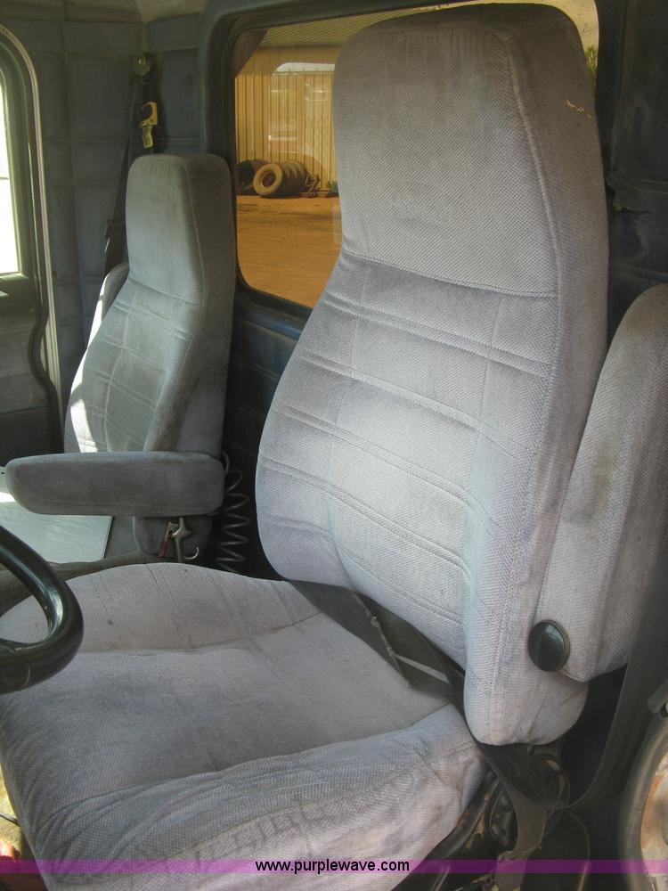 image for item J2783 1998 Peterbilt 378 semi truck