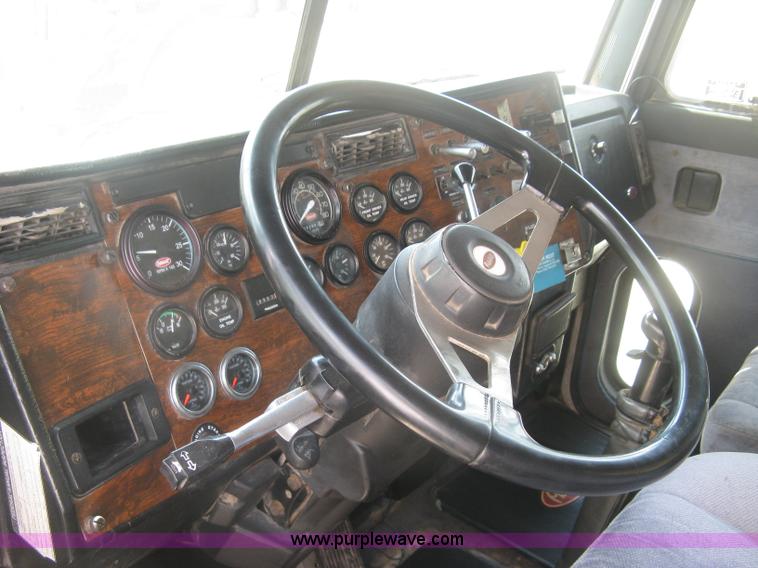 image for item J2783 1998 Peterbilt 378 semi truck