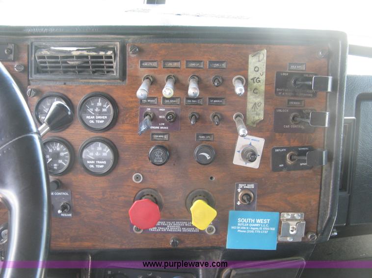 image for item J2783 1998 Peterbilt 378 semi truck