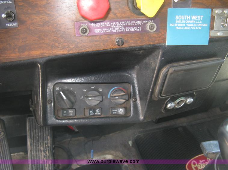 image for item J2783 1998 Peterbilt 378 semi truck