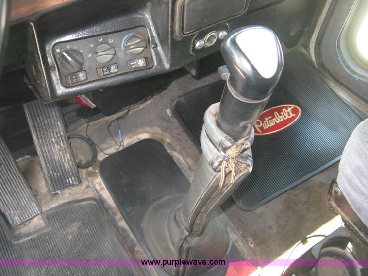 image for item J2783 1998 Peterbilt 378 semi truck