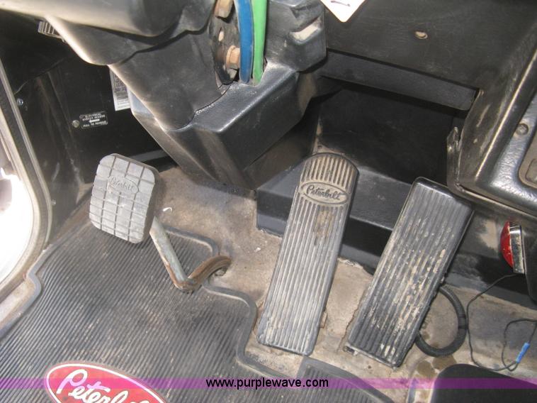 image for item J2783 1998 Peterbilt 378 semi truck