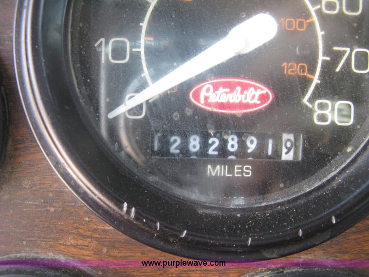 image for item J2783 1998 Peterbilt 378 semi truck