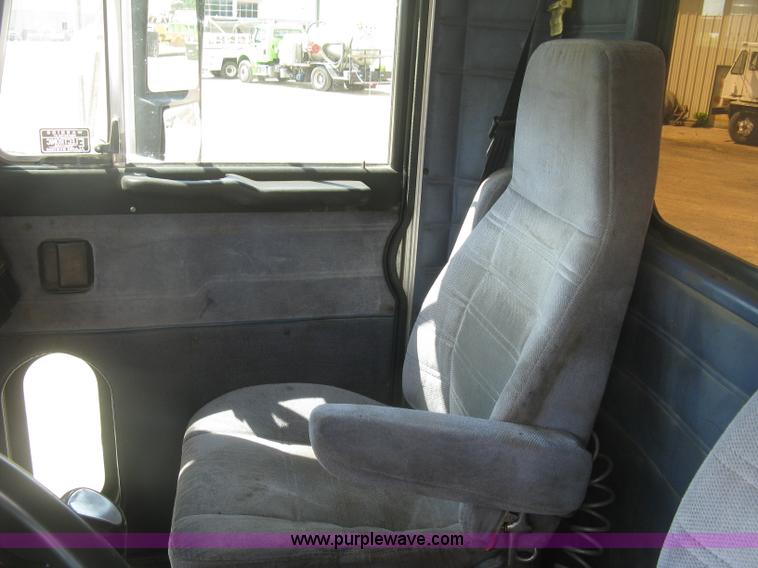 image for item J2783 1998 Peterbilt 378 semi truck