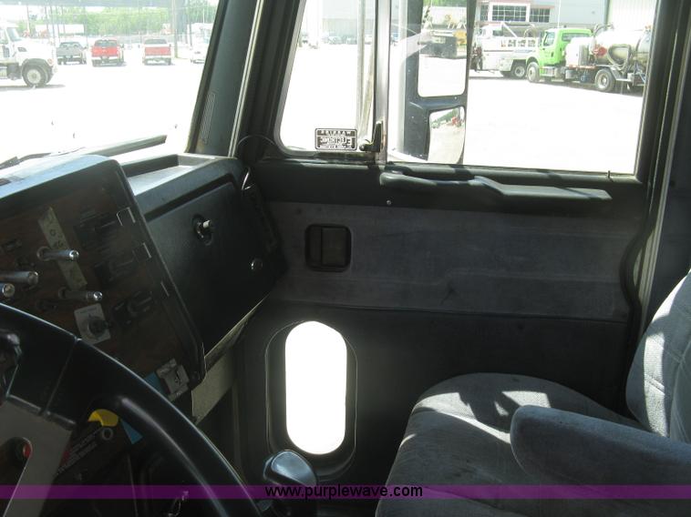 image for item J2783 1998 Peterbilt 378 semi truck