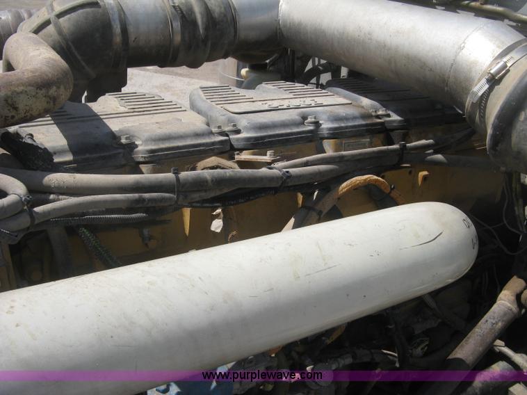 image for item J2783 1998 Peterbilt 378 semi truck