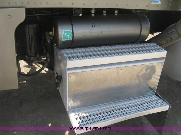 image for item J2783 1998 Peterbilt 378 semi truck