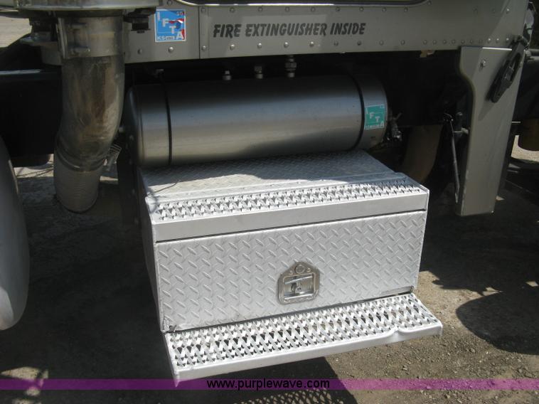 image for item J2783 1998 Peterbilt 378 semi truck