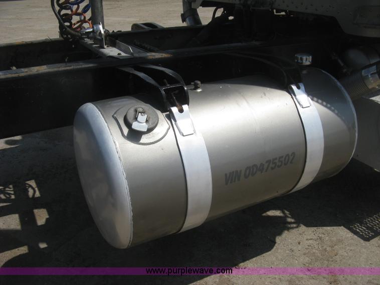 image for item J2783 1998 Peterbilt 378 semi truck