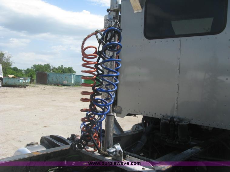 image for item J2783 1998 Peterbilt 378 semi truck