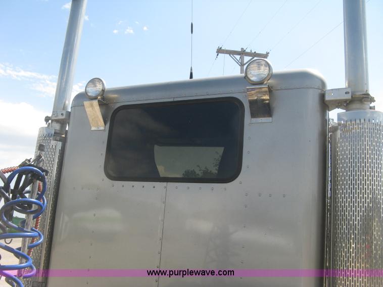 image for item J2783 1998 Peterbilt 378 semi truck