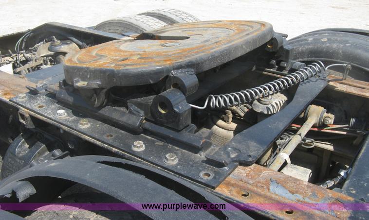 image for item J2783 1998 Peterbilt 378 semi truck