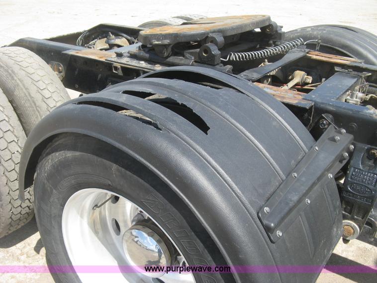 image for item J2783 1998 Peterbilt 378 semi truck