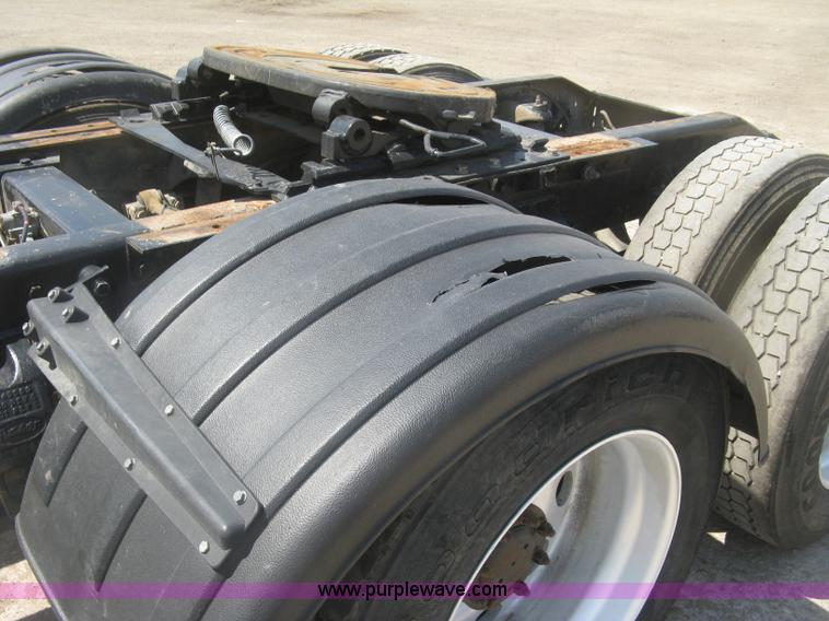 image for item J2783 1998 Peterbilt 378 semi truck