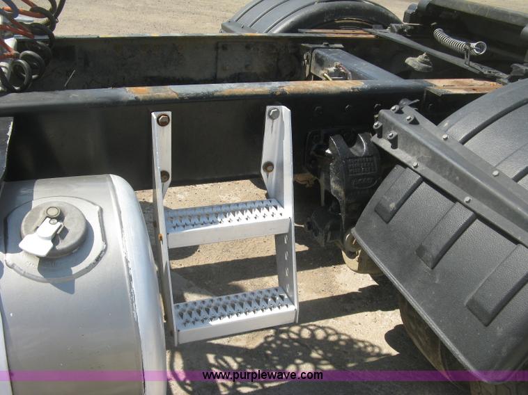 image for item J2783 1998 Peterbilt 378 semi truck