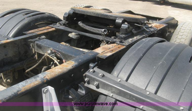 image for item J2783 1998 Peterbilt 378 semi truck