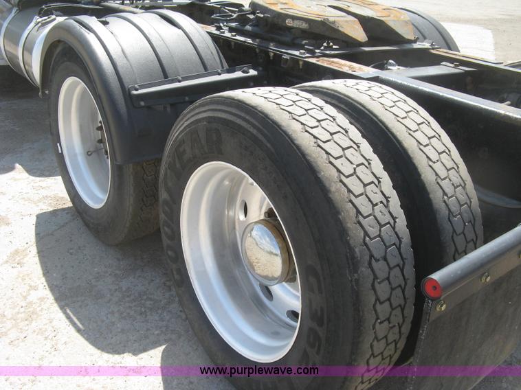 image for item J2783 1998 Peterbilt 378 semi truck