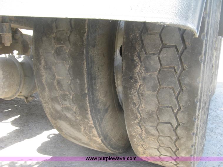 image for item J2783 1998 Peterbilt 378 semi truck