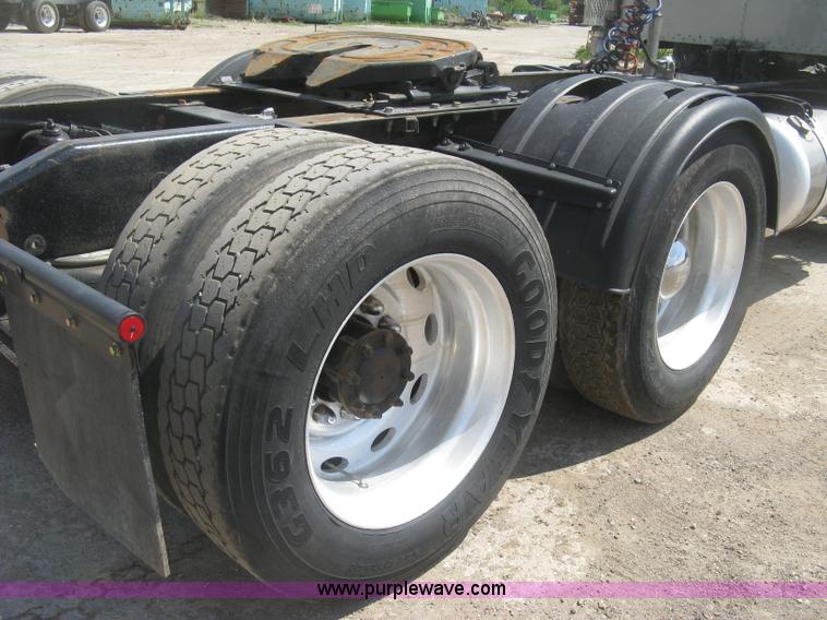 image for item J2783 1998 Peterbilt 378 semi truck