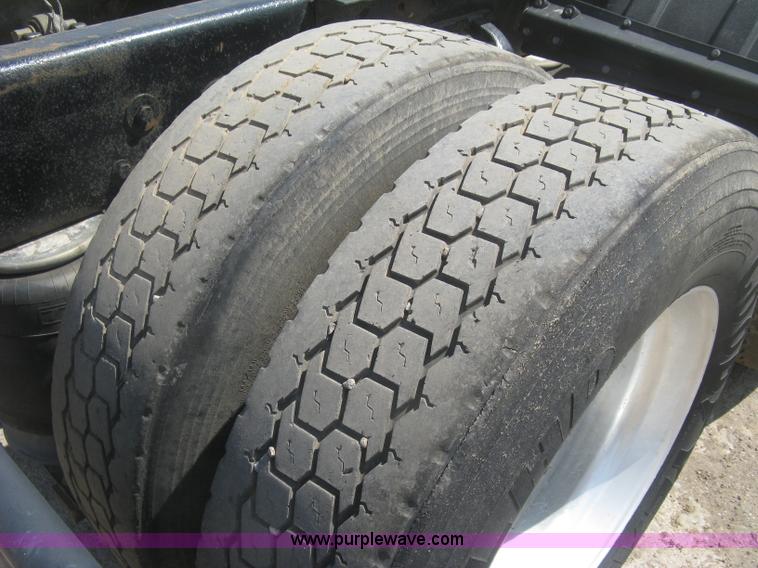 image for item J2783 1998 Peterbilt 378 semi truck