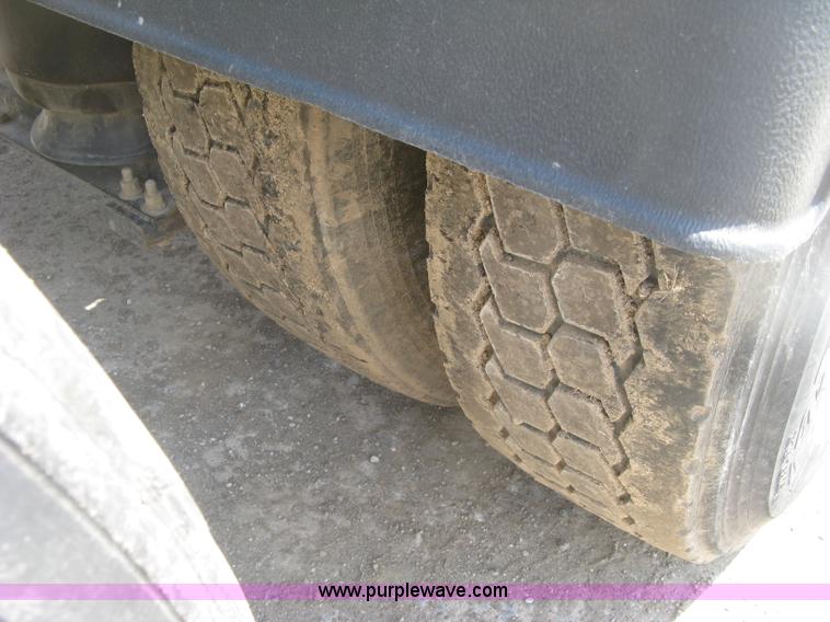 image for item J2783 1998 Peterbilt 378 semi truck