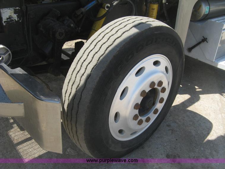 image for item J2783 1998 Peterbilt 378 semi truck