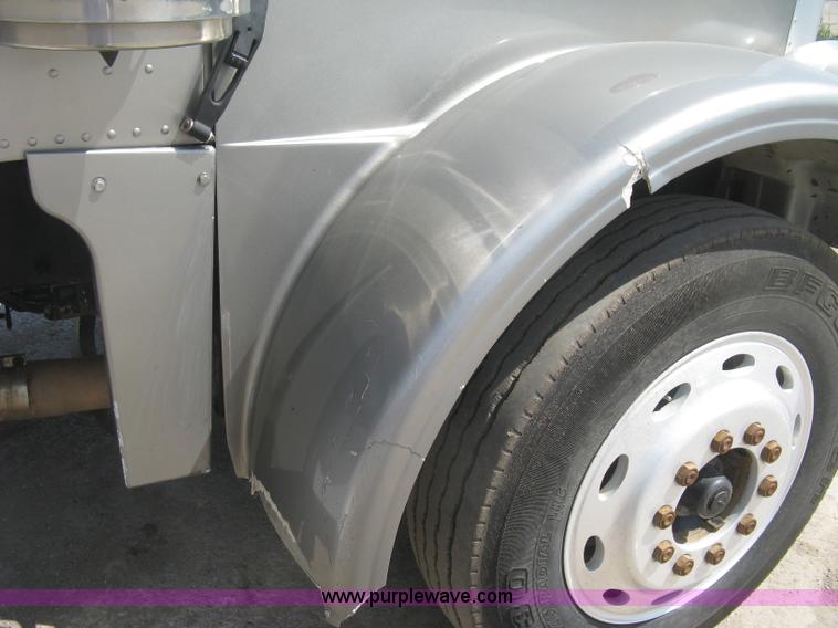 image for item J2783 1998 Peterbilt 378 semi truck