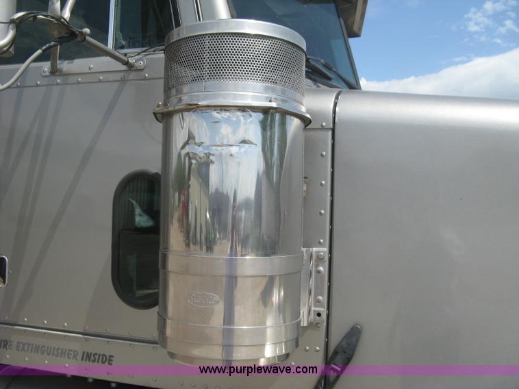 image for item J2783 1998 Peterbilt 378 semi truck