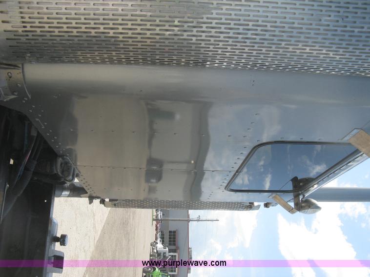 image for item J2783 1998 Peterbilt 378 semi truck