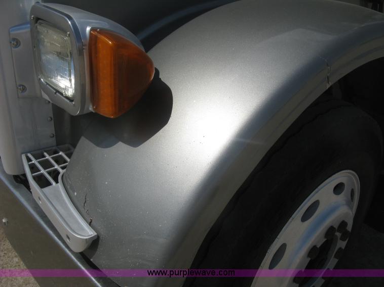 image for item J2783 1998 Peterbilt 378 semi truck