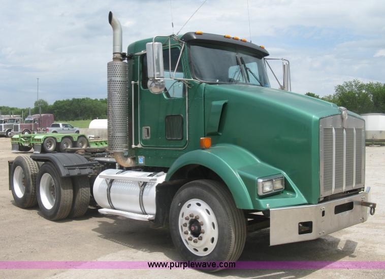 image for item J2785 2001 Kenworth T800 semi truck