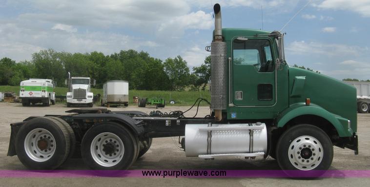 image for item J2785 2001 Kenworth T800 semi truck