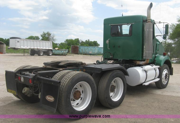 image for item J2785 2001 Kenworth T800 semi truck