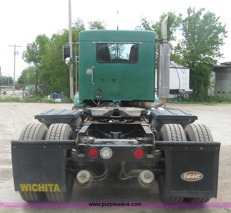 image for item J2785 2001 Kenworth T800 semi truck