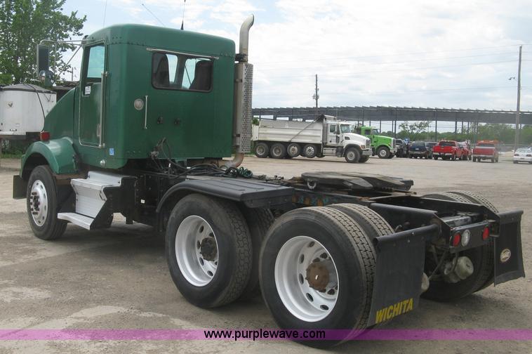 image for item J2785 2001 Kenworth T800 semi truck