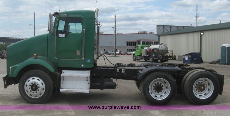 image for item J2785 2001 Kenworth T800 semi truck