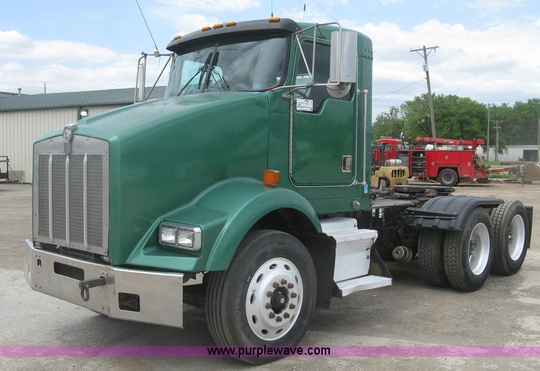 image for item J2785 2001 Kenworth T800 semi truck