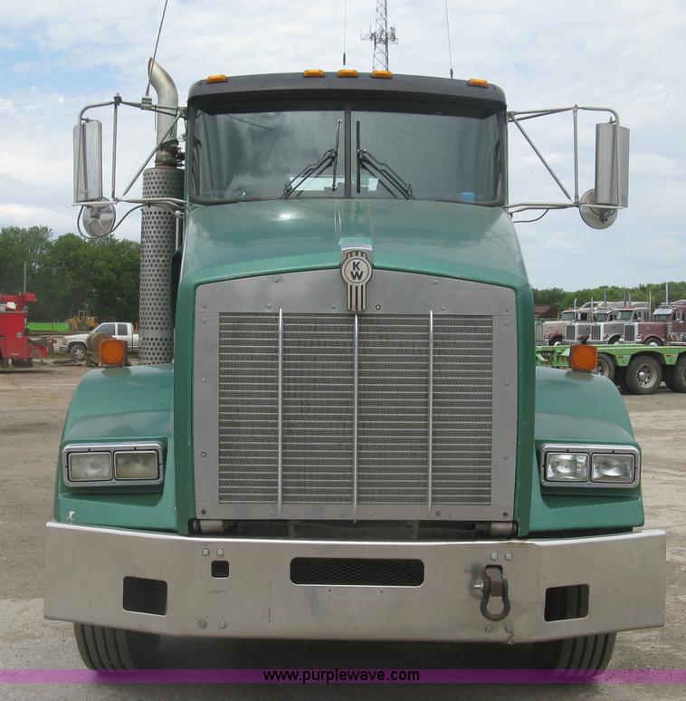 image for item J2785 2001 Kenworth T800 semi truck