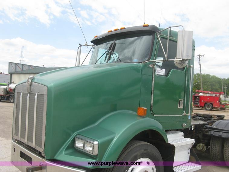 image for item J2785 2001 Kenworth T800 semi truck