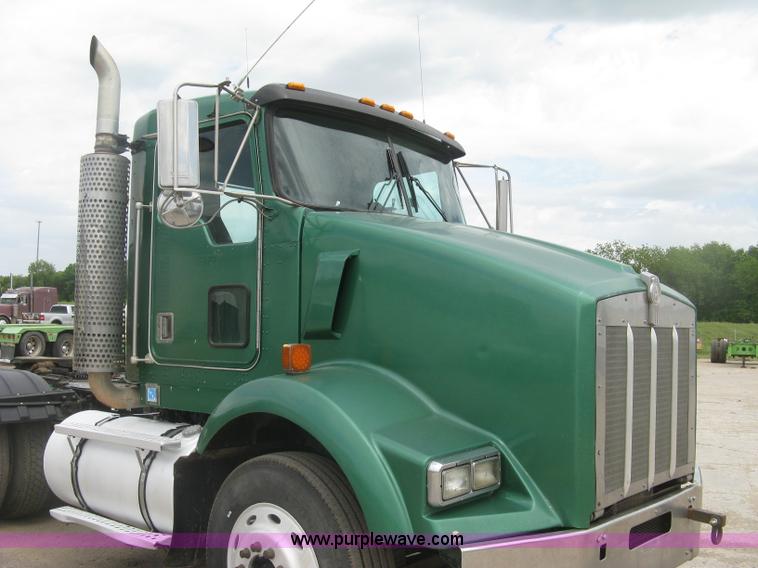 image for item J2785 2001 Kenworth T800 semi truck