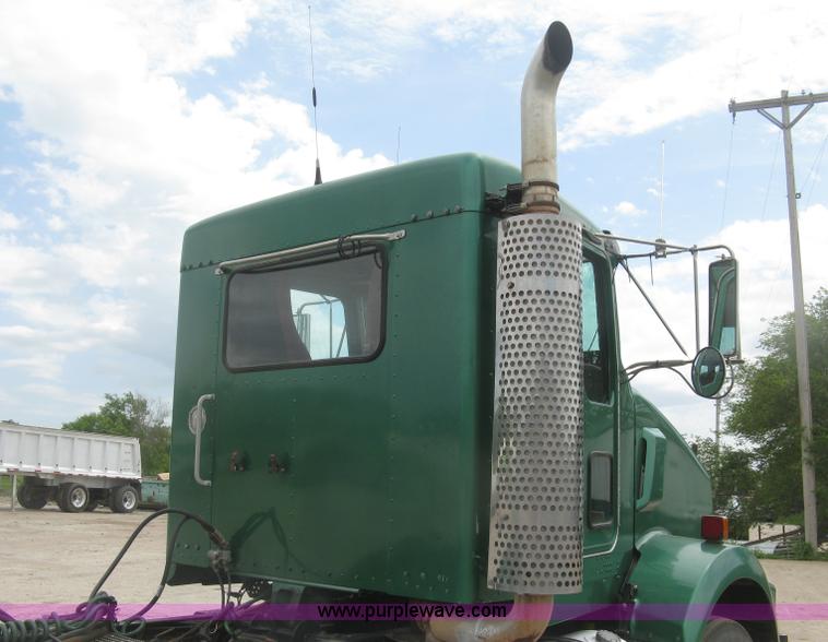 image for item J2785 2001 Kenworth T800 semi truck