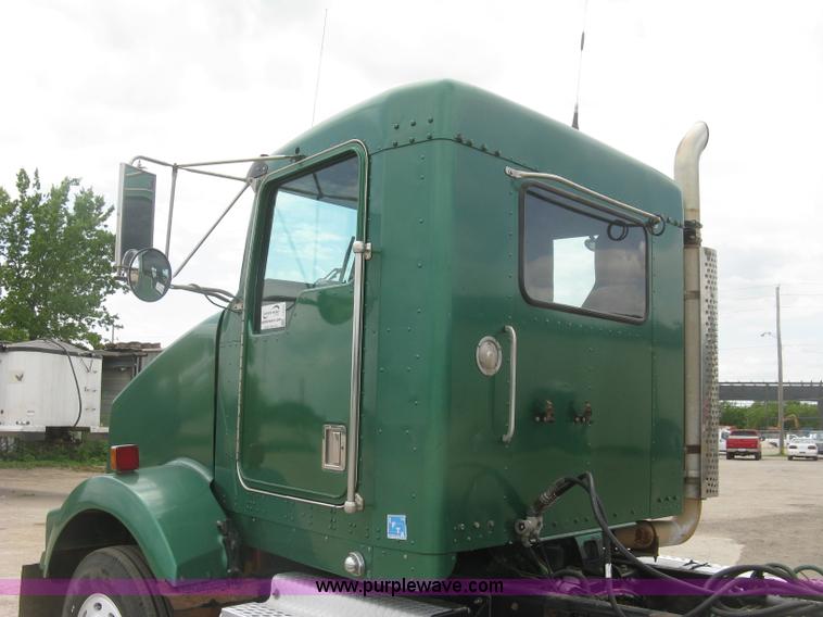 image for item J2785 2001 Kenworth T800 semi truck