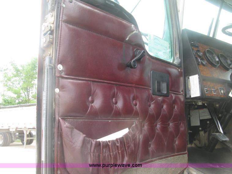 image for item J2785 2001 Kenworth T800 semi truck