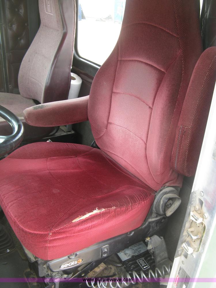 image for item J2785 2001 Kenworth T800 semi truck