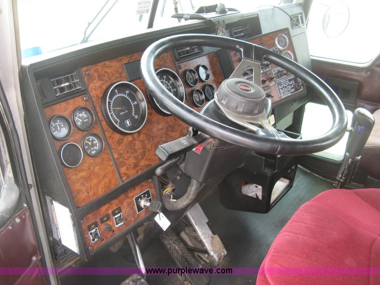 image for item J2785 2001 Kenworth T800 semi truck