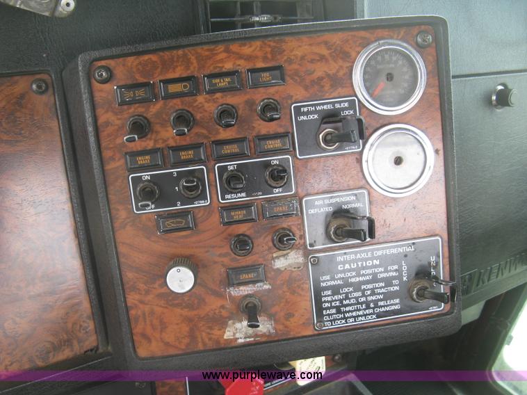 image for item J2785 2001 Kenworth T800 semi truck