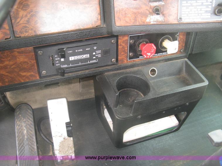 image for item J2785 2001 Kenworth T800 semi truck